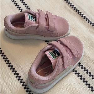 Pink puma girls tennis shoes